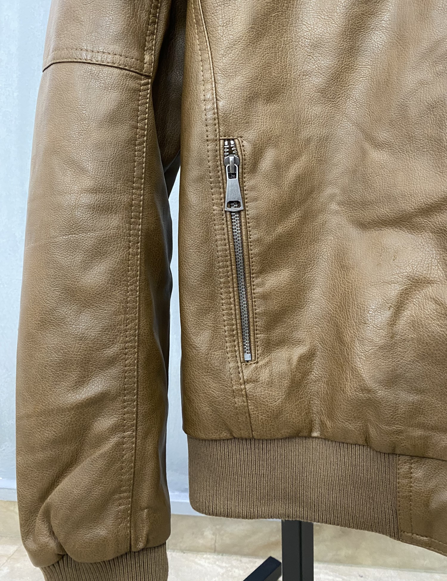 Ανδρικό ταμπά μπουφάν δερματίνη με ραφές στους ώμους και λάστιχο στα τελειώματα 258971T φωτογραφία